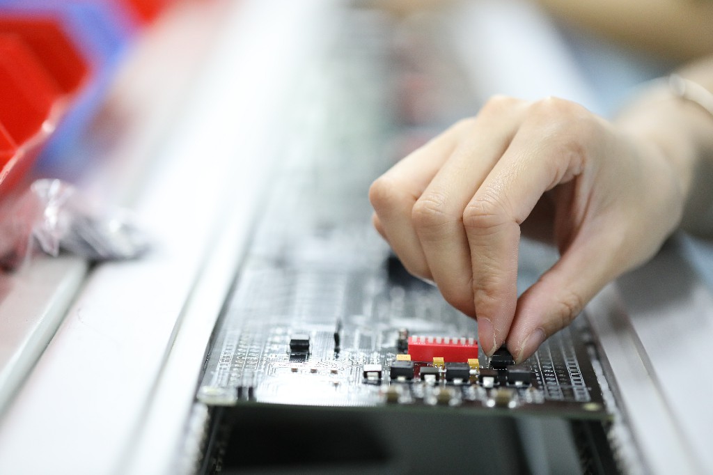 DIP插件与SMT贴片的优弱点有哪些?DIP插件与SMT贴片的界说和特点