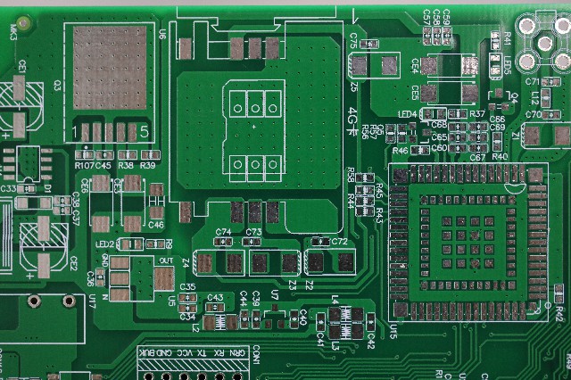 在高速PCB设计中，，，，，怎样通过仿真工具验证铺铜对信号完整性的影